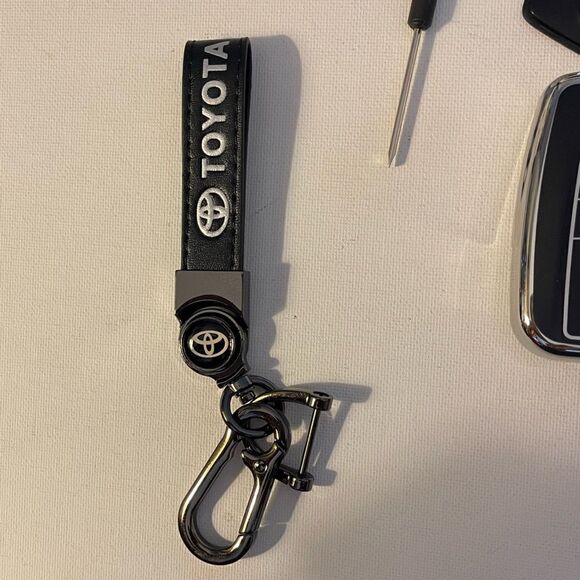 Toyota Logo key fob Keychain in Black leather with black/silver key fob case NWT - Picture 5 of 9